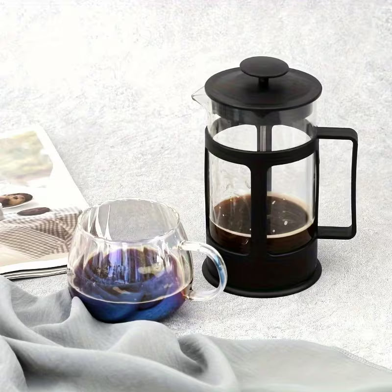 cafe intenso y con aroma con la prensa francesa