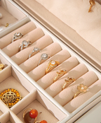 Organizador de joyas con accesorios ordenados ideal para uso diario