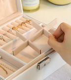 Joyero de doble capa con compartimentos para anillos, collares y aretes