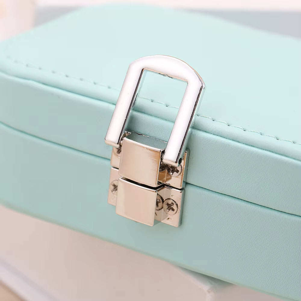 Joyero portátil con acabado elegante y diseño compacto