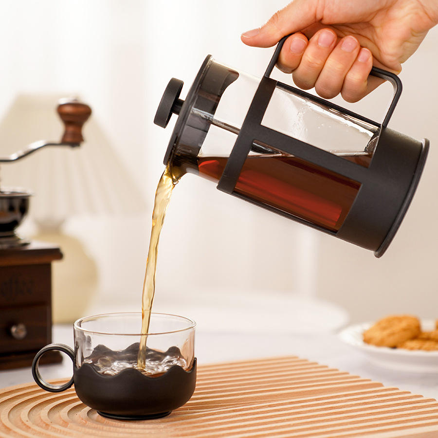 cafetera de prensa francesa para preparar café y espumar leche