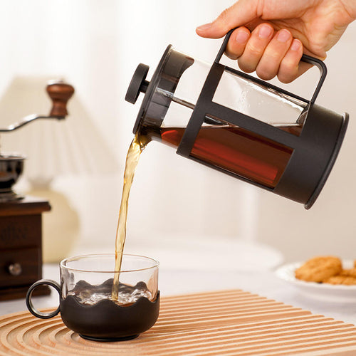 cafetera de prensa francesa para preparar café y espumar leche